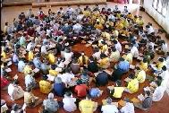二零零三年五月三十一日，印尼巴厘岛法会期间，学员集体读书
