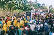 二零零四年十月二日，法轮功学员参加巴厘节庆游行活动，吸引了数万观众