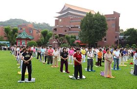 图：台湾北区法轮功学员在剑潭活动中心草坪晨炼